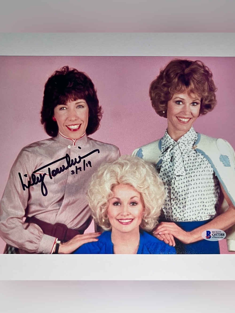 LILY TOMLIN Autographed 8x10 Photo / 9 To 5, GRACE AND FRANKIE, Magic School Bus